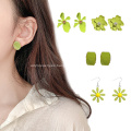 Pendientes de botón de flor verde de aguacate, pendientes de verano bonitos frescos, joyería de diseño creativo para mujeres, pendientes de acrílico, regalos